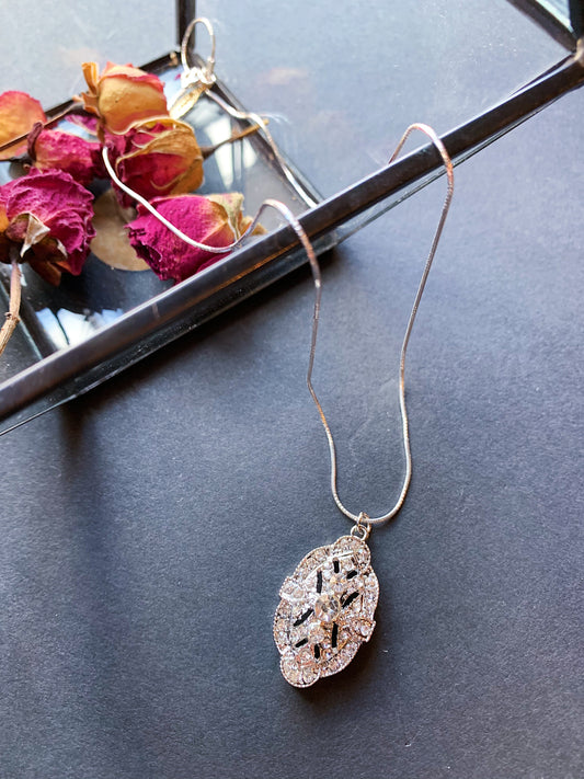VINTAGE PENDANT WHITE GOLD FILLED NECKLACE